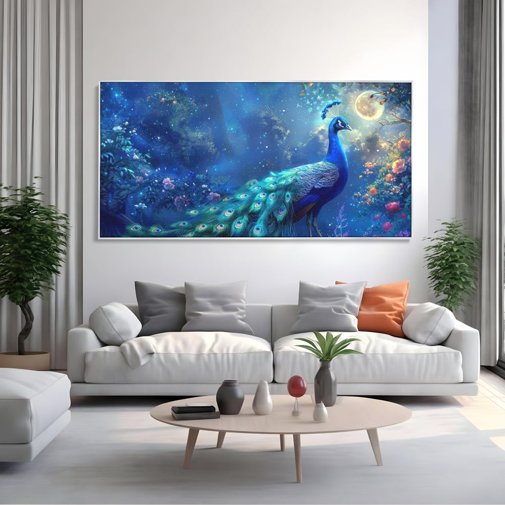 Tablou canvas cu tablou canvas cu paun albastru noaptea, in rama de aluminiu argintiu, pe perete intr-un living